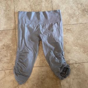 Lulu Lemmon sinched grey capri leggings